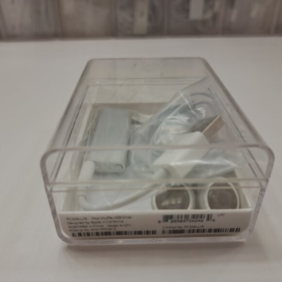 1X Apple IPod Shuffle 3rd Generation Silver 2gb Very Good To Like New - Picture 6 of 16